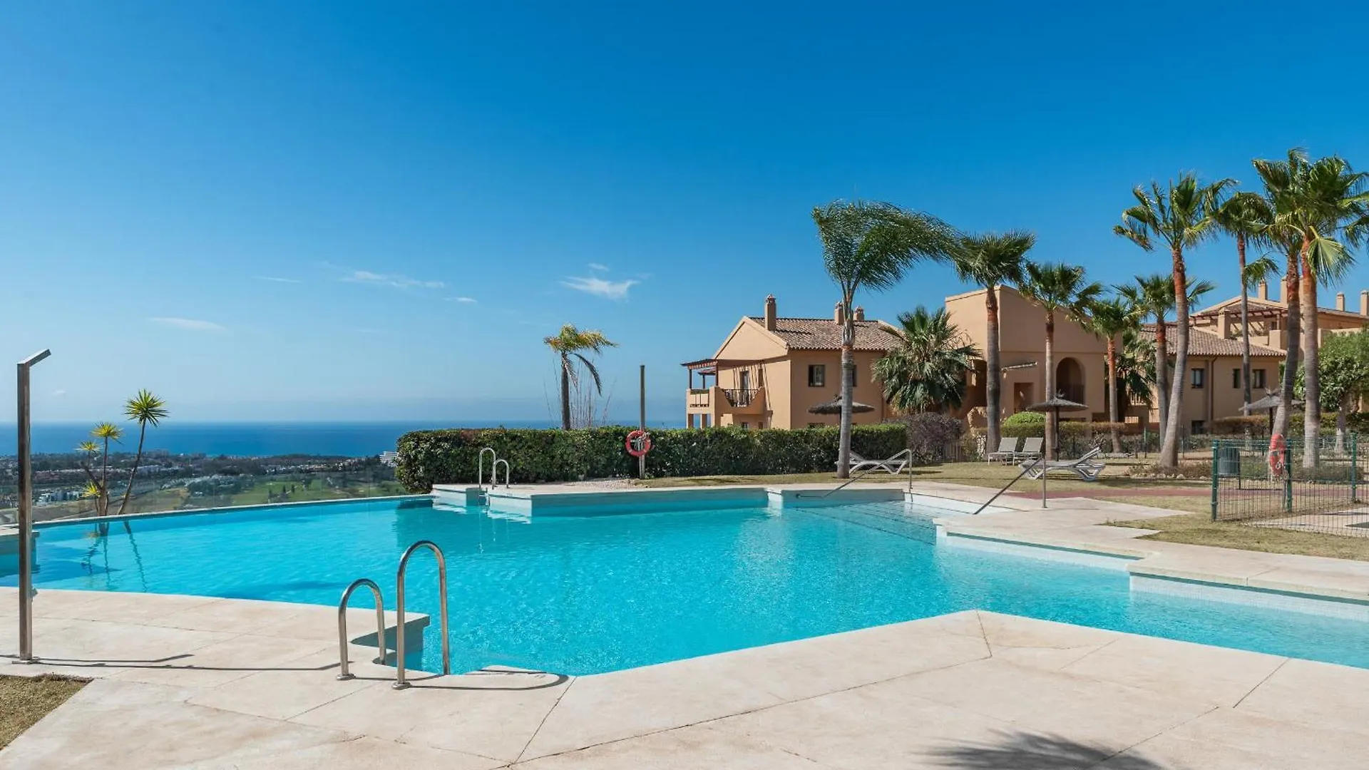 Charming 2-Bedroom With Beautiful Sea Views Estepona Apartment