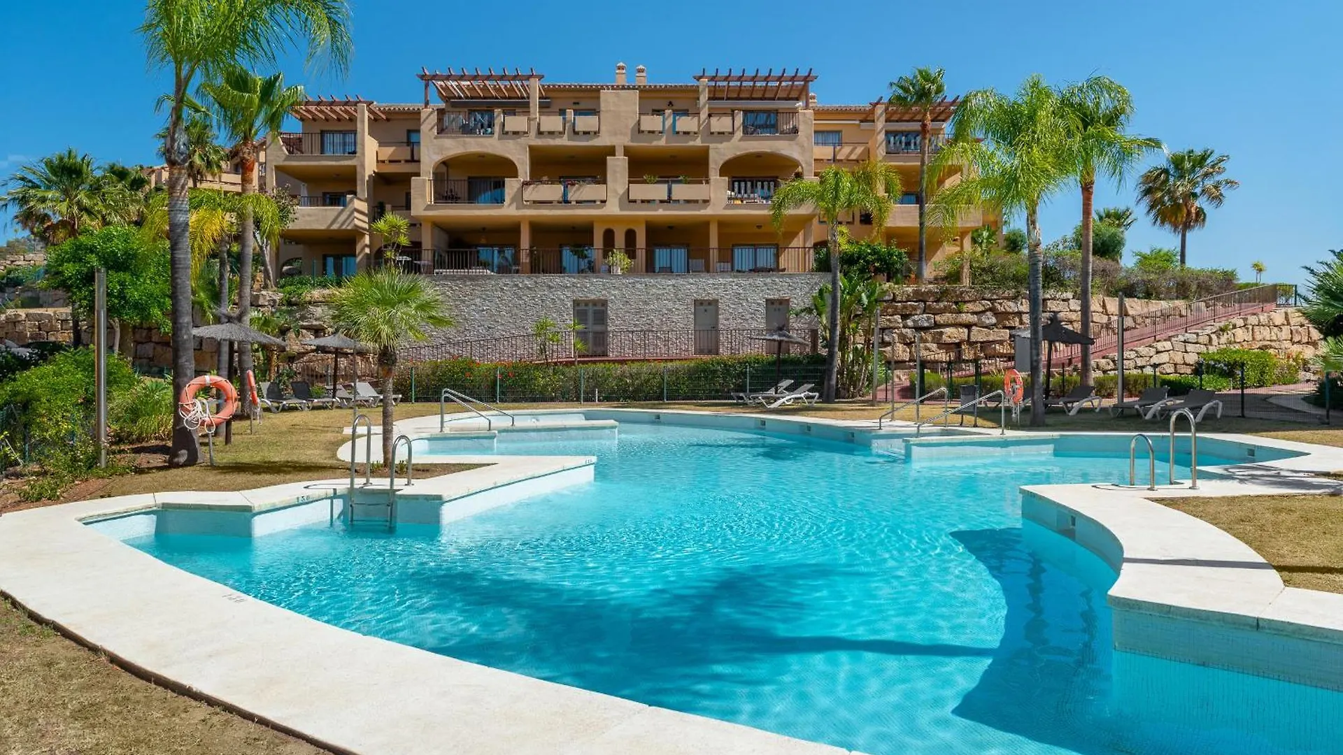 Charming 2-Bedroom With Beautiful Sea Views Estepona Apartment